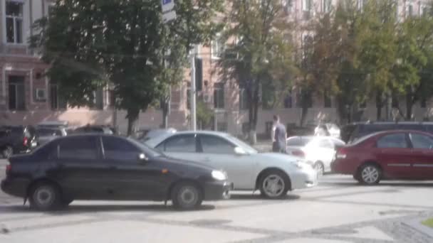 Samochody zaparkowane na ulicy, Driving Cars, Multi piętrowy dom na tle — Wideo stockowe