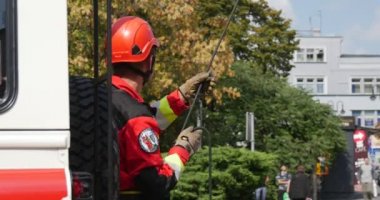 İtfaiye yangın kamyon Man, ip ayakta iş giysisi ve kask vardır Holding de eğitim, kurtardığın çocuklardan yüksek Builidings çekiyor