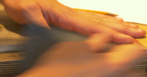 Людини руки взяти площі шматок з міді пластини старт молоти краї олівець увімкнуто таблиці підготувати тарілкою, щоб зробити картину гравіювання — стокове відео