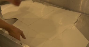 Bu Video yazıcı kağıtları suda maserasyon işlenmesi anlatılmaktadır