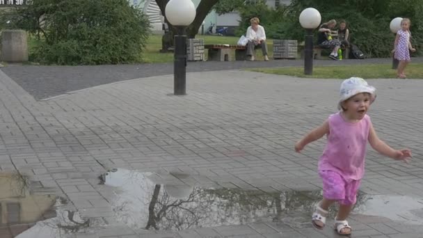 Zwei fröhliche Mädchen spielen in der überfüllten Straße — Stockvideo