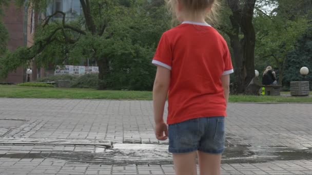 Two little girls play in a city park — Stock Video