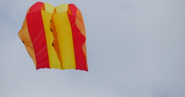 Rebanada de pastel en el aire - Cometas y nadadores de aire de todo tipo y formas en el festival internacional de cometas en Leba, Polonia . — Vídeos de Stock