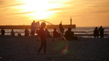 Küçük Kız Siluet Sandy Beach Girl Küçük Uçurtma Uçar Uçurtma Aileler Siluetler Sahil Uçurtma Festivali boyunca yürüyüş vardır Sallayarak Yürüyor