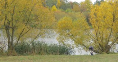 Sıcak Ushanka şapka ve ceket Freelancer programcı metin yazarı tasarımcı muhasebeci erkekte koymak belgili tanımlık Laptop ve uzağa tarafından bisiklet sürme durdu vardır
