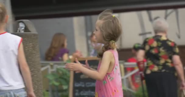 Üç Küçük Kız Cafe Yakın Oyna — Stok video