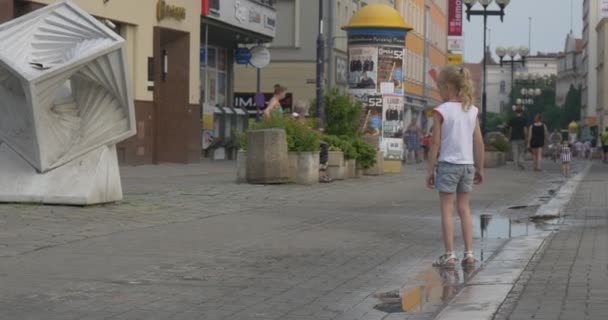 Niños despreocupados juegan en medio de la calle — Vídeos de Stock