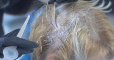Stilist Kuaför saç kökleri Görünümü Kapat Haidresser'ın el boyama siyah eldiven berber Kuaför Salon Opole Polonya'da yapar.