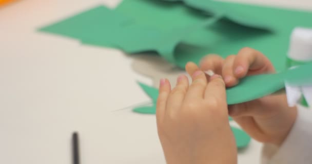 Little Girl Kağıt Eller Yeşil Parça Dan Beyaz Dişleri ile Bir Kağıt Oyuncak Timsah Yapıyor Merkez Kütüphane Sınıf Oynamak Close Up — Stok video