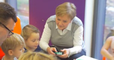 Çocuklar Bir Kağıt Oyuncak Öğretmen Bir Kağıt Oyuncak Timsah Çocuklar Tutuyor Musunuz Oyuncak Oluşturma Oyuncak Merkez Kütüphane Atölyesi bakıyor