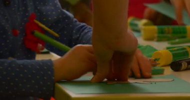 Mavi Gömlekli Küçük Kız Yeşil Marker Öğretmen tarafından Kağıt Yeşil Bir Parça Üzerinde Boyama Eller Oyuncaklar Oluşturma Merkez Kütüphane Atölyesi Kapat Yardımcı Olur