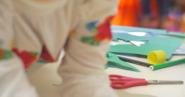 İki çocukları Hands yakın Up are çalışma ile yeşil kağıt oyuncak Papaer timsah tablo sınıf Merkez Kütüphane atölye için oluşturma Toys adlı yayında