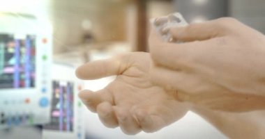 Eller bir kaç hap kapsül Blister alıyor sonra ona el ve tıbbi tıp ekranları alarak Revomes sıkar