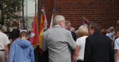 Kalabalık Halk Opole Katedrali'nde Omuzlar Hizmet boyunca bir Bayraklar Kilise Afiş Kurdele tutarak Kilise Binası'na Yürüyüp vardır