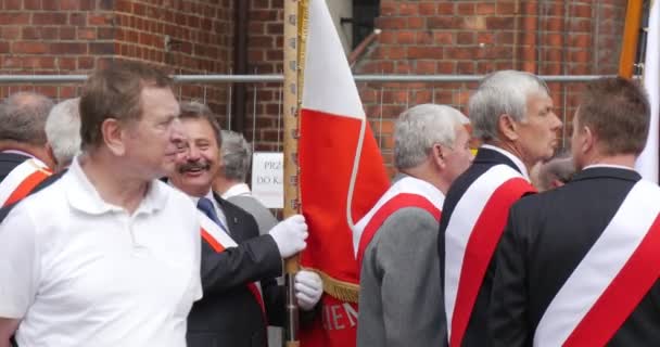 Tłum ludzi z bliska w kościele budynek trzyma flagi Kościoła sztandary ludzie stoją i Walking Away Service w katedrze w Opolu — Wideo stockowe