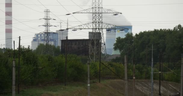 Tubos de fumagem da planta Ambiente Poluição Ecologia Cimento Fábrica Linha de Energia Central Ferroviária Contato Rede Nublado Outono Dia Opole Polônia — Vídeo de Stock