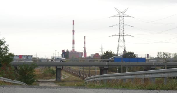 Veículos se move pelo ambiente de ecologia Overpass poluição fumar tubulações da fábrica de cimento planta linhas de energia usina ferroviária Opole Polônia — Vídeo de Stock