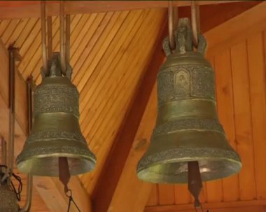 İki çan kubbeler Ortodoks Kilisesi kilise çanları kubbe altında sarı Metal tavan kubbeleri, ahşap bina dini nesneleri günlüğe kaydetmek