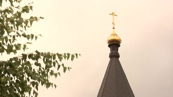 Spire et petite coupole d'or avec croix Bâtiments blancs d'une église du temple au territoire de l'usine métallurgique à la mine de charbon Donetsk Jour nuageux — Video