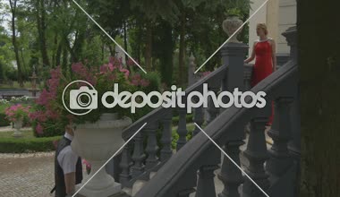 Çift gelin ve damat izleyiciler kadınlar beyaz elbiseler için alt kata gelin yaklaşımlar yürüme adam kostüm gelinler Parade Park kişilerde fotoğraf al