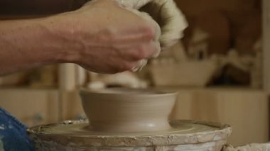 Potter Craftsman Çömlek tekerlek hızlı bir Kil Pot Şekillendirme Torna lama Üzerinde Çalışıyor Bir Gemi Eller Yakın Alyans Çömlekatölyesi kadar yapma