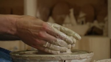 Potter Craftsman Bir Kil Pot Kalıplama Üzerinde Çalışıyor Bir Gemi Man's Hands Close Up İki Eller Çömlekçilik Atölyesi tarafından bir Ürün Kalıplama