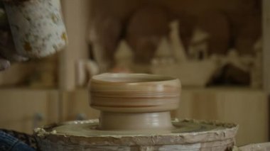 Potter Craftsman Spatula ile Bir Kil Pot Kalıplama Çömlekleme Çömlekçilik Tekerlek Üzerinde Çalışıyor Bir Gemi Adam Elleri Kapat Çömlekçilik Atölyesi