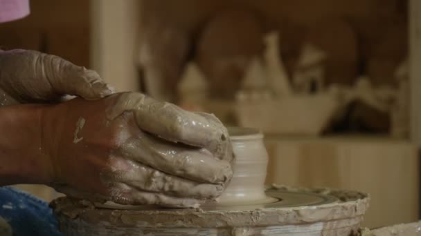 Artigiano vasaio sta lavorando sulla ruota della ceramica ruotando la ruota Rimuove velocemente argilla extra modellando le mani di un uomo vaso argilla Close Up Ceramiche Workshop — Video Stock