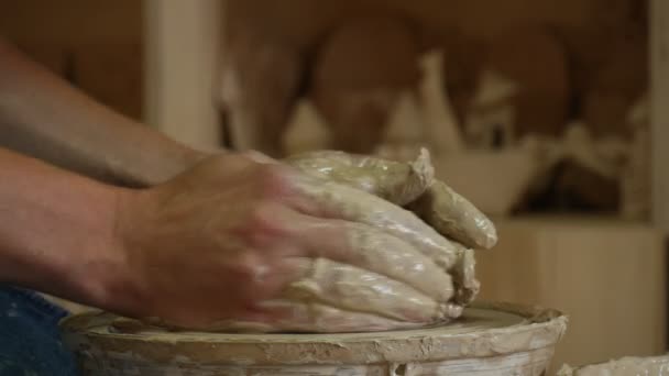 El artesano de Potter está trabajando en la rueda de cerámica moldeando una placa de arcilla empujando la placa haciendo una olla haciendo las manos del hombre del recipiente Taller de cerámica — Vídeo de stock