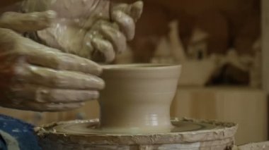 Potter Craftsman Çömlekçi tekerlek hızlı mendil tornalama üzerinde çalışıyor Eller Bir Kil Pot Kalıplama Bir Gemi Eller Yakın Çömlekçilik Atölyesi