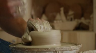 Potter Craftsman Çömlekçilik Tekerlek Hızlı Bir Pot Side Kalıplama Bir Kil Pot Man's Hands Close Up Çömlekçilik Atölyesi Tutarak Tekerlek Hızlı Döndürme Üzerinde Çalışıyor