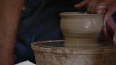 Kadın Eller Bir Pot Man Potter Craftsman Bir Buruşuk Tarafı Kalıplama ve Çömlekçilik Tekerlek Üzerinde Çalışan Bir Tekerlek Bir Kil Pot Atölye Kalıplama
