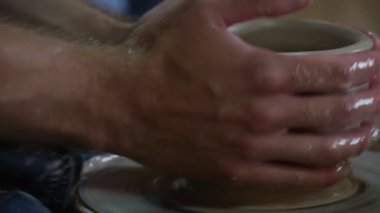 Dostum Potter usta yeni tekne sahip kil Pot adam Crupled kalıplama Çömlekçilik direksiyonda Pot durur tekerlek ishal tekrar seramik kurs çalışıyor