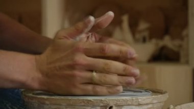 Potter usta kot önlük tekerlek seramik giy Disk kalıplama kil topu bir kil Hediyelik eşya el yakın kadar seramik kurs çalışıyor