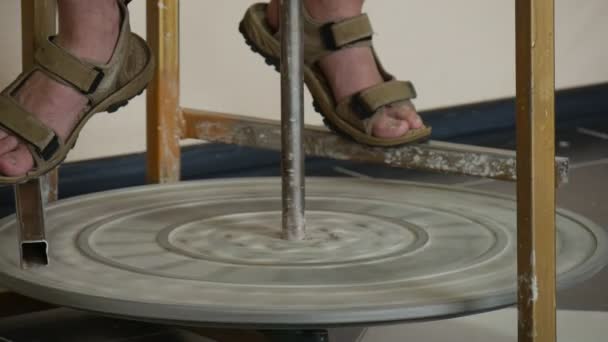 Masculino Potter Craftsman 's Legs Feet Upon a Disk of Pottery Wheel Professor Feminino Vem Pé Close Up Girando um Disco Ajuda a Oficina de Cerâmica Studen — Vídeo de Stock