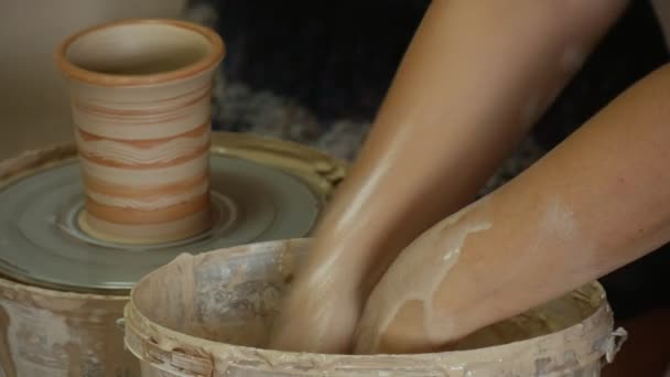 Artigiano vasaio femminile sta lavando le mani da argilla dipinto chiodi pentola è lasciato su ceramica ruota modellato argilla souvenir ceramica laboratorio all'interno — Video Stock