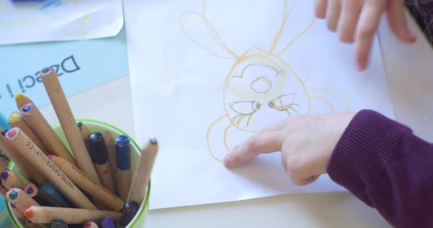Kid a učitel ruce blízko lidí se obraz barevné tužky ze zelené Cup sedí u stolu hraje dobře se bavte v mateřské školce — Stock video