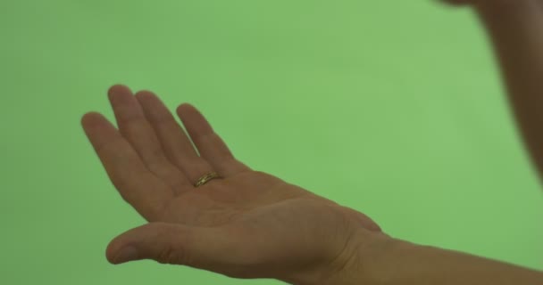 Mano masculina en anillo de bodas de oro está tomando Caplsule de la ampolla sosteniendo una cápsula en una palma por un tiempo tomó la mano con pastillas drogas — Vídeos de Stock