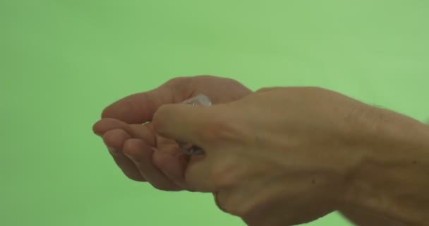 Męskiej ręki w złote obrączki jest biorąc kapsułki z blistra gospodarstwa kapsułki tabletki leki dla podczas potrząsanie je zaciska jego ręka biorąc — Wideo stockowe