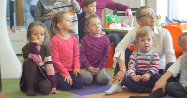 La gente celebra el Día del Niño en Opole (Polonia) ) — Vídeo de stock