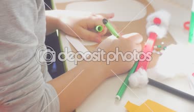 Gri Bluzlu Çocuk Elleri Kız Yeşil Marker Boyama ile Boyama Dekorasyon Üçgen boyama bir Oyuncak Boncuk ve Payetler Masada