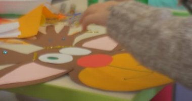 Bir öğrenci bir geyik göz bir yeni yıl kış Aplikler sınıf anaokulunda yapma çocuğun el boyalar eğitimci el Puan bir kağıt geyik için göz
