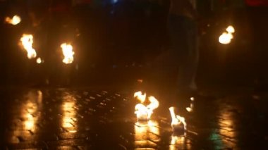 Sanatçılar Bir Yay Burning Meşaleler Yatan Döşeli Kare Dans Topluluğu Opole Akşam Fire Show'da Bir Yangın Dans Tehlikeli Tricks Performans Alıyor