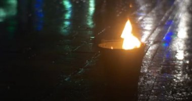 Bir Kova Yangın Dilleri Yangın Dansçılar Kadar Yükselterek Bir Yangın Halk Bacakları Gölgeler Döşenmiş Kare Renkli Işıklar Fire Show Akşam tarafından Aydınlatılmış boyunca yürüyoruz