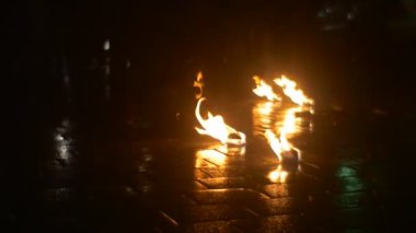 Yanan Meşaleler Opole Akşam Fire Show'da Dance Troupe Yangın Dans İnsanlar Shadows Tehlikeli Hileler Performansı sonra Asfalt Kare üzerinde Yalan