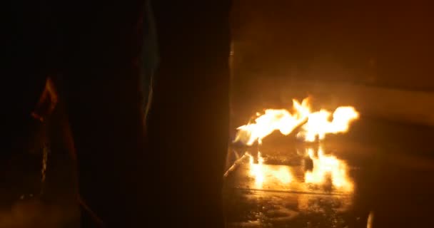 Les danseurs éteignent un feu sur une torche Terminé la troupe de danse effectue une danse du feu Trucs dangereux au spectacle de feu à Opole Soirée — Video