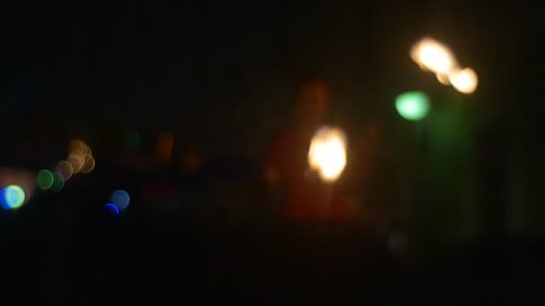 Rozmazané lidi otáčejí pochodně ohnivé světlo v temnotě tanec Troupe provádí ohnivé tance nebezpečné triky v Opolský večer — Stock video