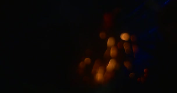Fagulhas de fogo em uma escuridão Fogo é colocado para fora adereços de um grupo de dança depois de realizar uma dança de fogo na noite de show de fogo — Vídeo de Stock