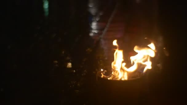 Tocha de fogo está queimando em um balde Lento em movimento Línguas de fogo Pessoas Dançarinas estão de pé ao redor Dance Troupe está apagando um fogo após a performance — Vídeo de Stock