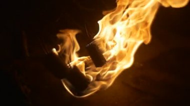 Birkaç Meşaleler Opole Polonya Akşam Gecesi Fire Show'da bir Yangın Dans yaptıktan sonra Dance Troupe Burning Smut Zorunlu Props Out Burning are